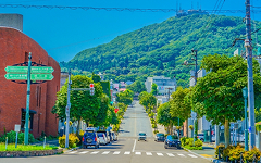 見上げた八幡坂